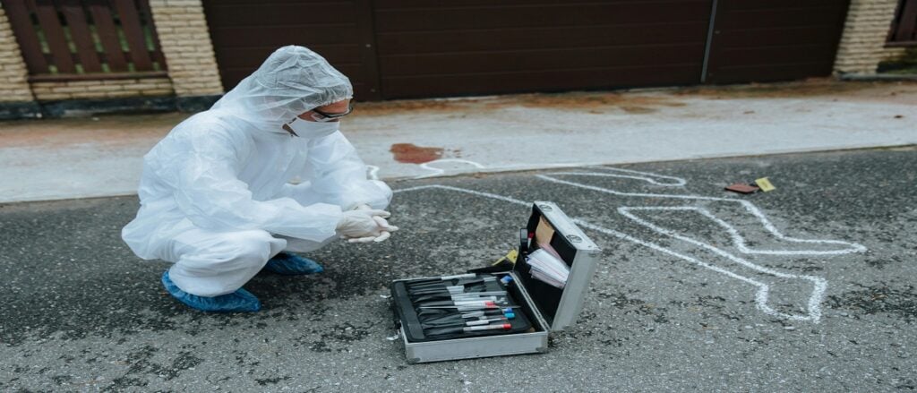 Picture of forensic laboratory technician at crime scene associated with blog on forensic laboratory malpractice