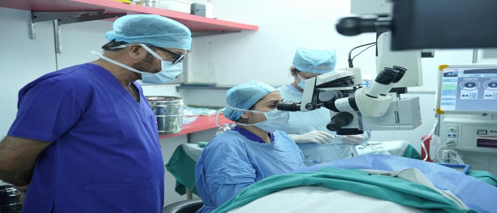 Picture of surgeons operating on eye associated with blog on cataract surgery malpractice