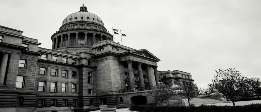 Picture of courthouse associated with blog on car accident underinsured motorist coverage litigation