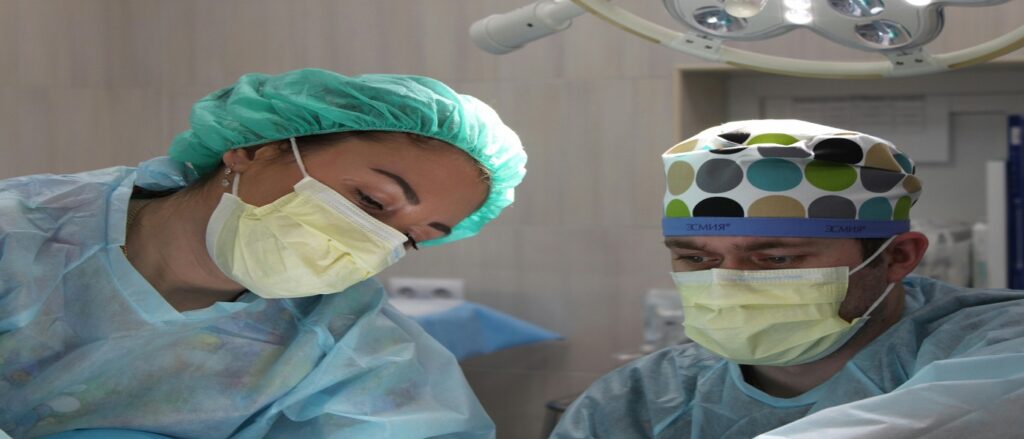 Picture of surgeons in operating room associated with blog on gallbladder surgery medical malpractice