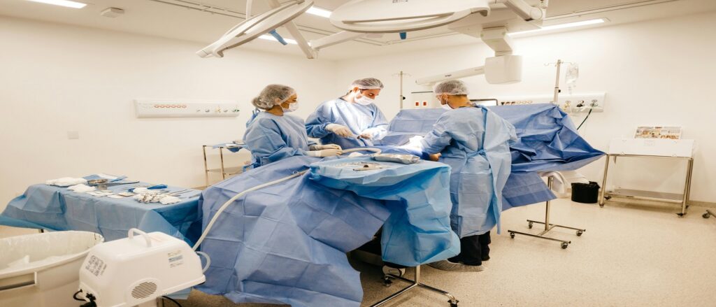 Picture of surgeons in operating room associated with blog on gastric bypass medical malpractice