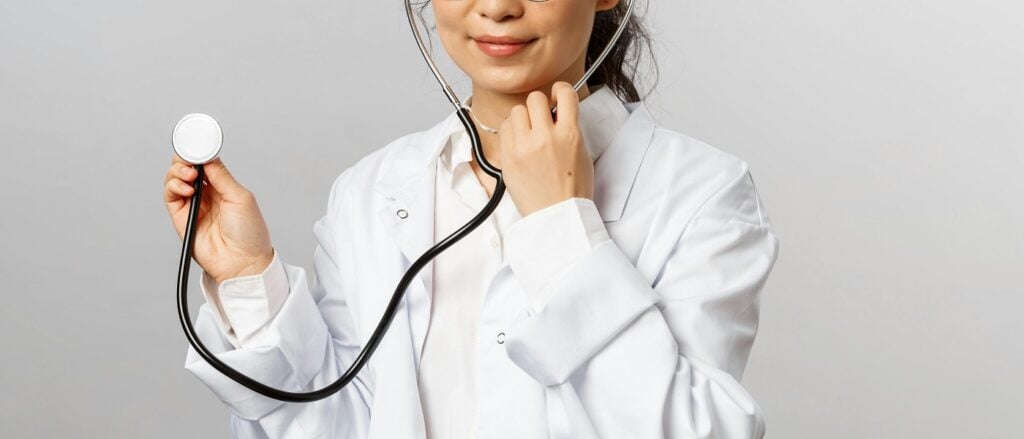 Picture of doctor with stethoscope associated with blog on preparing personal injury plaintiff DME