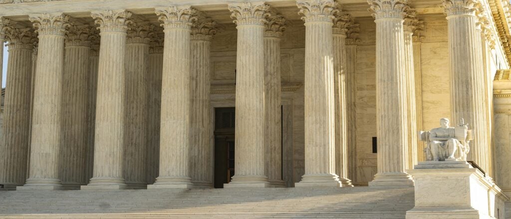 Picture of front of courthouse